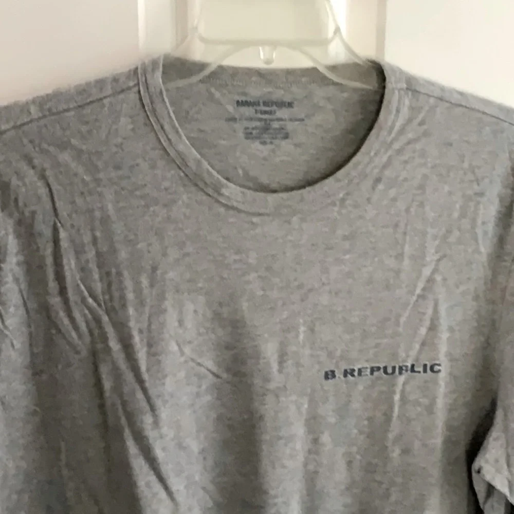 NWOT! Men’s Banana Republic Long Sleeve Gray Tshirt. XL